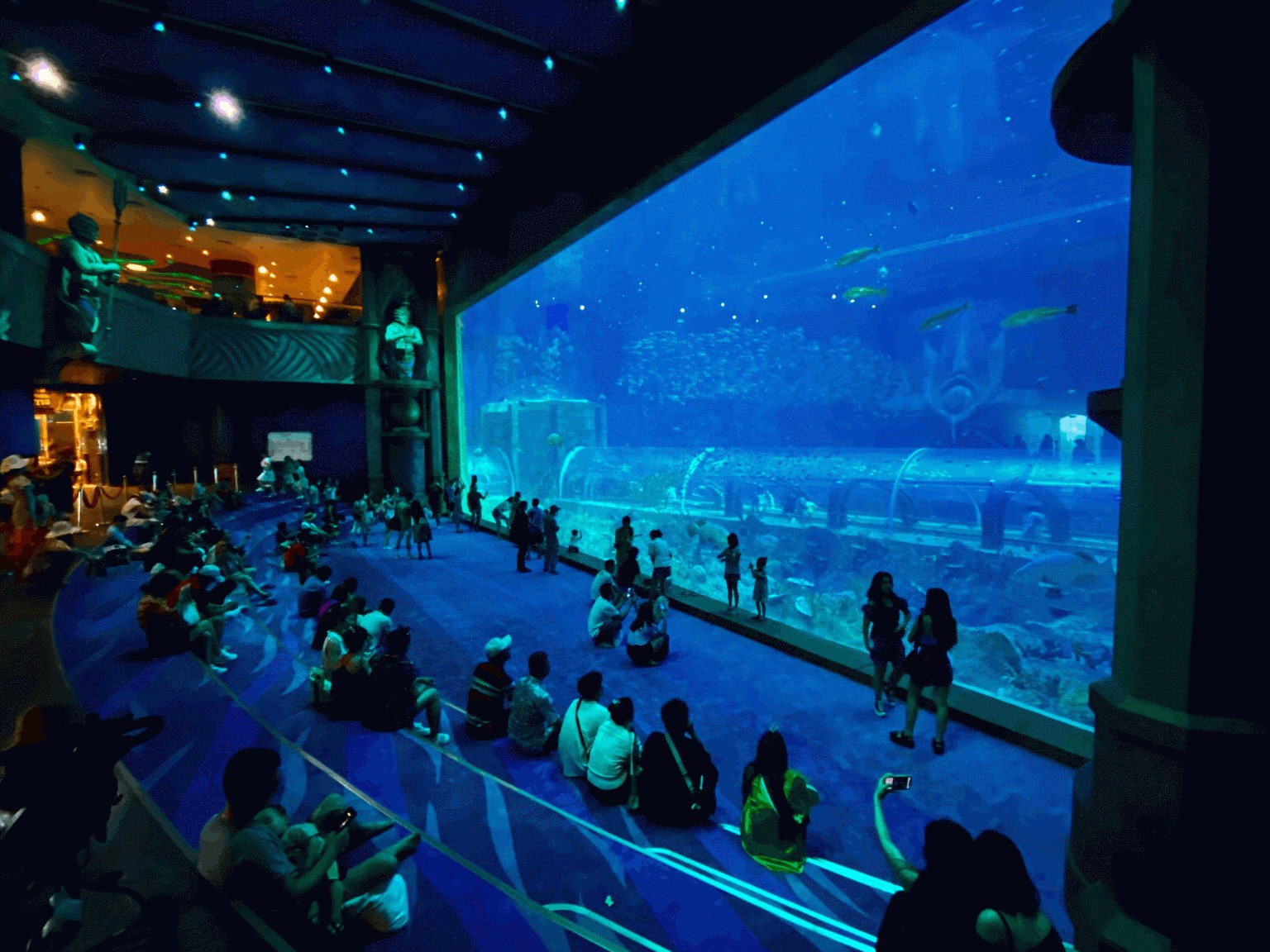 Sea Shell Aquarium Phu Quoc — monumental main ocean tank